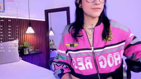 Snapshot of evelyn_samantha chatting on October 19, 2025, 2:12 am evelyn online show from October 19, 2025, 2:12 am