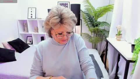 Evelyn online show from December 1, 2025, 5:12 am