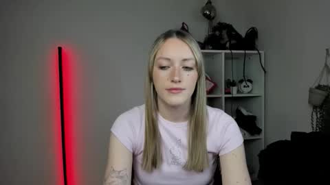 evelynblond online show from April 8, 2026, 12:27 pm