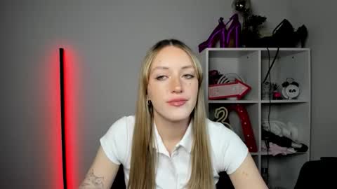 Snapshot of evelynblond chatting on April 30, 2026, 12:55 pm evelynblond online show from April 30, 2026, 12:55 pm