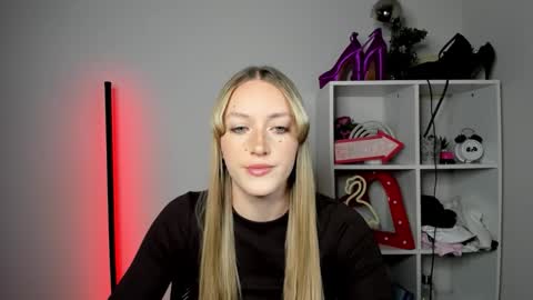 Snapshot of evelynblond chatting on May 5, 2026, 12:24 pm evelynblond online show from May 5, 2026, 12:24 pm