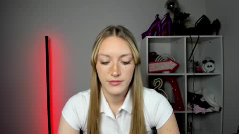Snapshot of evelynblond chatting on May 6, 2026, 12:43 pm evelynblond online show from May 6, 2026, 12:43 pm