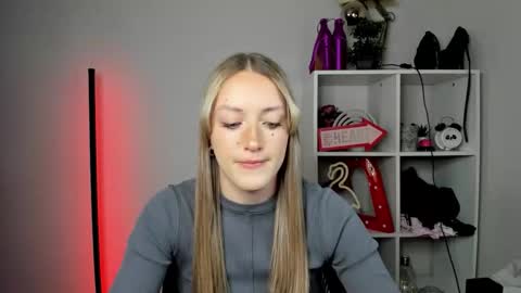 Snapshot of evelynblond chatting on May 11, 2026, 12:33 pm evelynblond online show from May 11, 2026, 12:33 pm