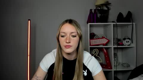 Snapshot of evelynblond chatting on May 13, 2026, 12:57 pm evelynblond online show from May 13, 2026, 12:57 pm