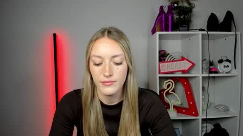 Snapshot of evelynblond chatting on May 19, 2026, 12:44 pm evelynblond online show from May 19, 2026, 12:44 pm