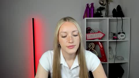 Snapshot of evelynblond chatting on May 25, 2026, 12:33 pm evelynblond online show from May 25, 2026, 12:33 pm