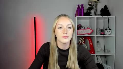 Snapshot of evelynblond chatting on May 27, 2026, 12:35 pm evelynblond online show from May 27, 2026, 12:35 pm