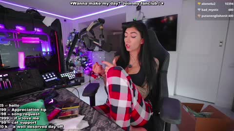 Snapshot of evelyne92 chatting on December 27, 2024, 10:34 am Evelyne online show from December 27, 2024, 10:34 am