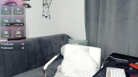 Evelyn online show from November 22, 2025, 6:40 pm