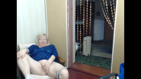Snapshot of evelynloveshy chatting on December 31, 2024, 12:11 am BarbaraBlondy online show from December 31, 2024, 12:11 am