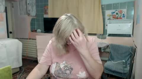Snapshot of evelynloveshy chatting on January 7, 2025, 7:17 pm BarbaraBlondy online show from January 7, 2025, 7:17 pm