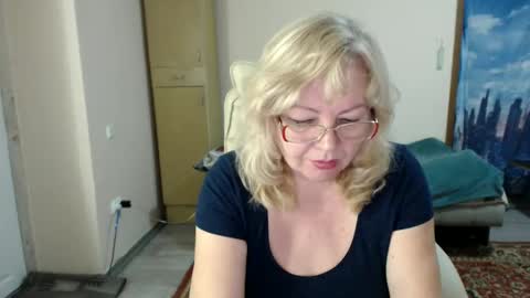 Snapshot of evelynloveshy chatting on February 4, 2025, 10:02 pm BarbaraBlondy online show from February 4, 2025, 10:02 pm