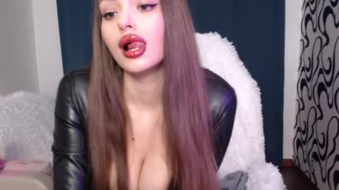 Vanessa Evian online show from March 11, 2025, 4:29 pm