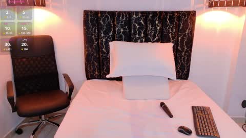 evvaa_moon online show from April 1, 2026, 12:39 pm