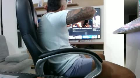 Snapshot of exotic_dude chatting on February 14, 2025, 11:53 pm camilo online show from February 14, 2025, 11:53 pm