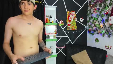 exotic_kisses_ online show from December 5, 2024, 5:28 pm