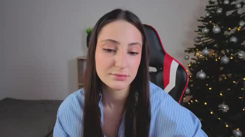 Snapshot of extra_charm chatting on January 8, 2026, 7:43 am Amelia online show from January 8, 2026, 7:43 am