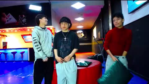 extrangers online show from October 21, 2025, 12:28 pm