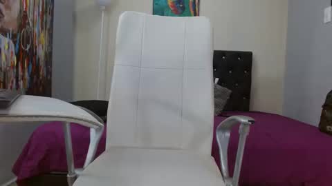 extrella_latina22 online show from December 6, 2024, 7:45 pm