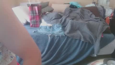 eyeswall0w online show from February 19, 2026, 2:02 pm