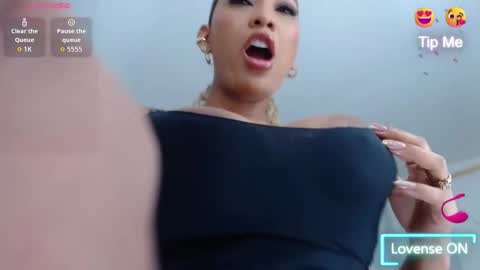 Andrea Carvajal  online show from November 8, 2025, 6:07 pm