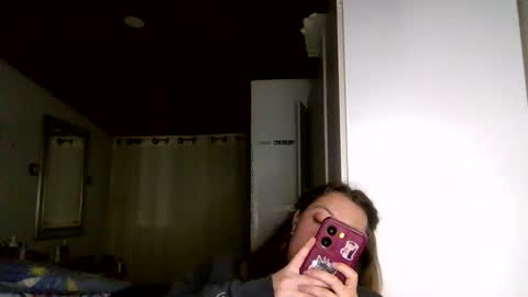 Snapshot of ezlngirl chatting on April 1, 2026, 5:08 am Aimee online show from April 1, 2026, 5:08 am