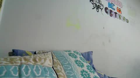 Snapshot of ezlngirl chatting on May 17, 2026, 4:25 pm Aimee online show from May 17, 2026, 4:25 pm