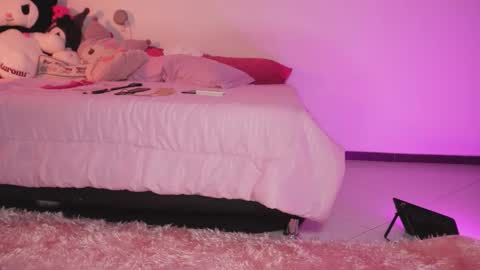 Sara  REMEMBER TO LEAVE A THUMB UP online show from November 11, 2025, 3:28 am