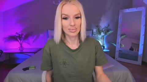 Lana online show from April 14, 2026, 9:43 pm