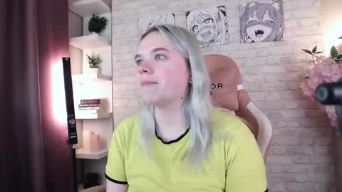 Snapshot of fancybella chatting on November 11, 2025, 9:42 am Bella online show from November 11, 2025, 9:42 am