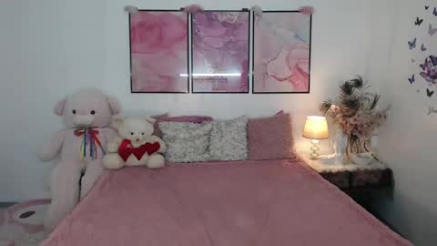 Layla online show from December 28, 2024, 4:08 am