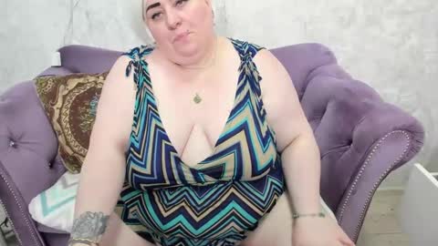 Snapshot of fashiona chatting on March 1, 2025, 12:01 pm fashiona online show from March 1, 2025, 12:01 pm