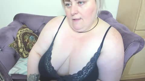 Snapshot of fashiona chatting on October 11, 2025, 1:42 pm fashiona online show from October 11, 2025, 1:42 pm