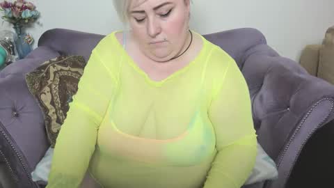 Snapshot of fashiona chatting on December 18, 2025, 10:10 am fashiona online show from December 18, 2025, 10:10 am