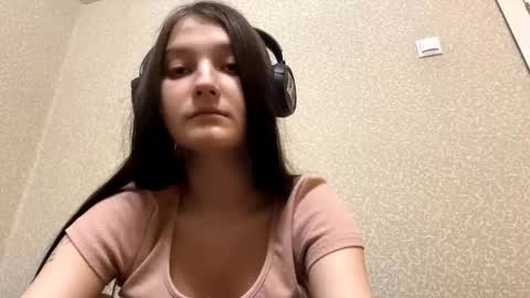 Aurora 18yo online show from November 9, 2025, 8:23 am
