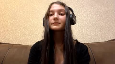 Aurora 18yo online show from November 17, 2025, 11:16 am