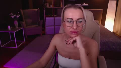 Snapshot of fay_dunaway chatting on December 2, 2024, 12:29 pm Fay online show from December 2, 2024, 12:29 pm