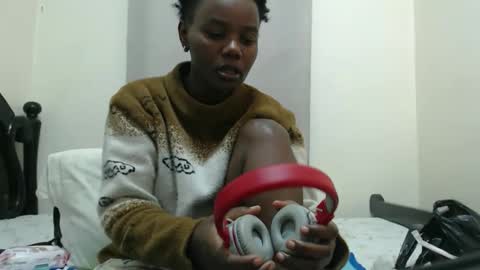 fayrie1 online show from October 5, 2025, 4:33 am