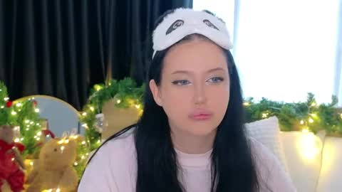 Felicia Herceg online show from December 13, 2025, 11:32 pm