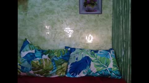 feminine_tsx online show from December 9, 2024, 12:40 pm