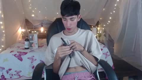 Snapshot of ferphoenix_ chatting on December 21, 2024, 3:25 am FER PHOENIX online show from December 21, 2024, 3:25 am