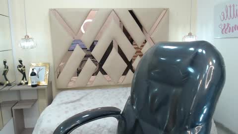 Snapshot of ferphoenix_ chatting on February 7, 2025, 9:05 am FER PHOENIX online show from February 7, 2025, 9:05 am