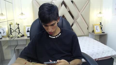 Snapshot of ferphoenix_ chatting on February 18, 2025, 9:54 am FER PHOENIX online show from February 18, 2025, 9:54 am