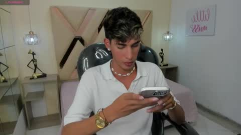 Snapshot of ferphoenix_ chatting on October 5, 2025, 4:00 am FER PHOENIX online show from October 5, 2025, 4:00 am