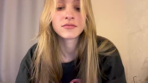 Snapshot of fflloowweerr chatting on December 6, 2024, 8:59 am Lisa online show from December 6, 2024, 8:59 am