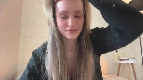 Snapshot of fflloowweerr chatting on March 12, 2025, 7:35 am Lisa online show from March 12, 2025, 7:35 am