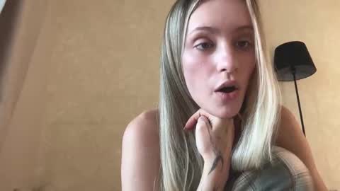 Snapshot of fflloowweerr chatting on September 19, 2025, 9:32 am Lisa online show from September 19, 2025, 9:32 am