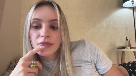 Snapshot of fflloowweerr chatting on September 22, 2025, 10:28 am Lisa online show from September 22, 2025, 10:28 am