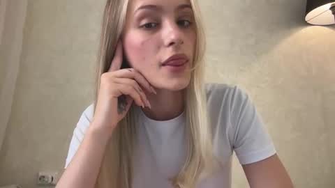 Snapshot of fflloowweerr chatting on October 8, 2025, 8:23 am Lisa online show from October 8, 2025, 8:23 am