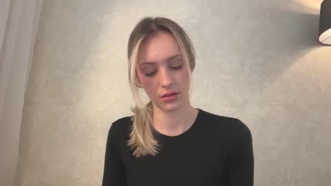 Snapshot of fflloowweerr chatting on October 23, 2025, 8:35 am Lisa online show from October 23, 2025, 8:35 am